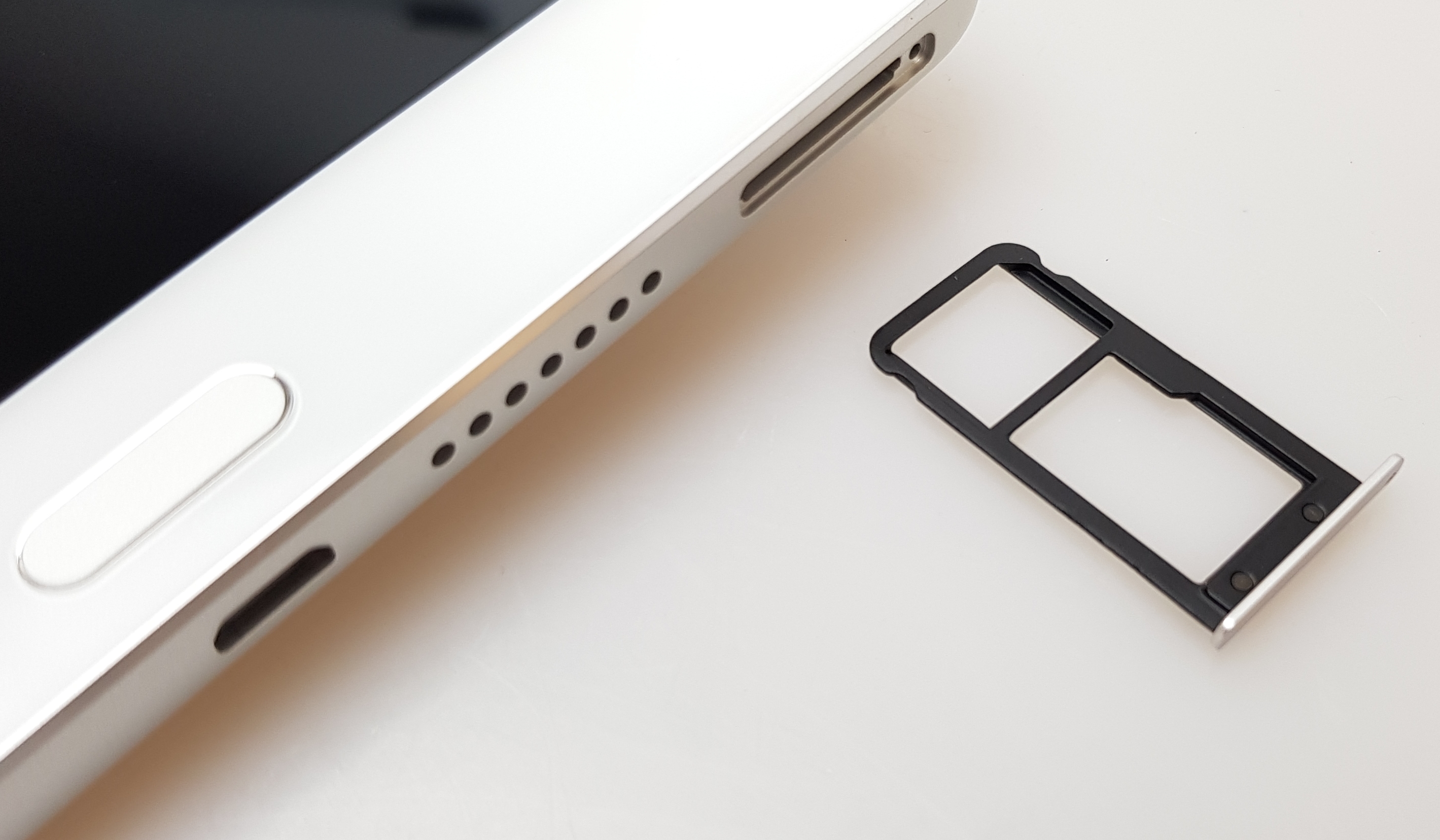 ドコモ Dtab Compact D 01j を実機レビュー Dtab史上最高の出来栄え 初の指紋認証搭載でより使いやすく 写真15枚記載 モバイルドットコム