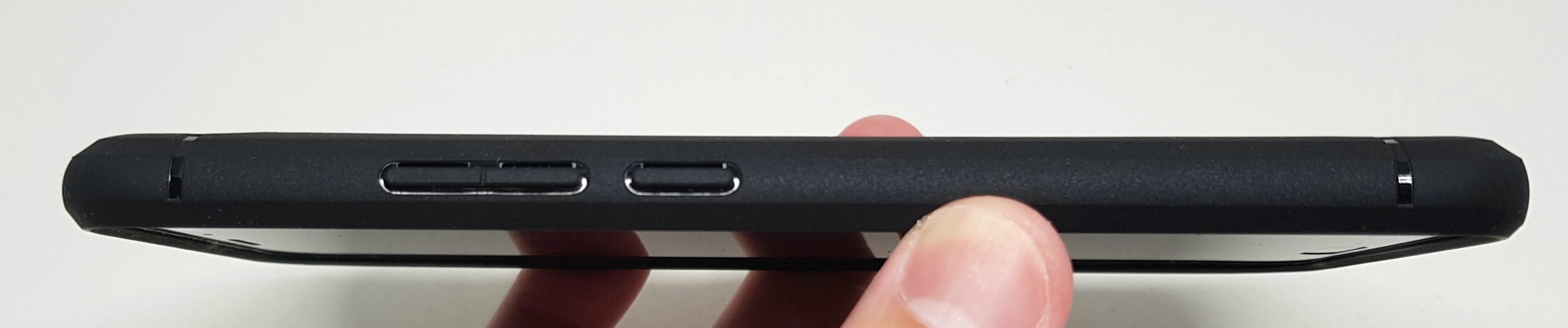 Htc U11を使うなら絶対的にオススメなケース Spigen ラギッド アーマー モバイルドットコム