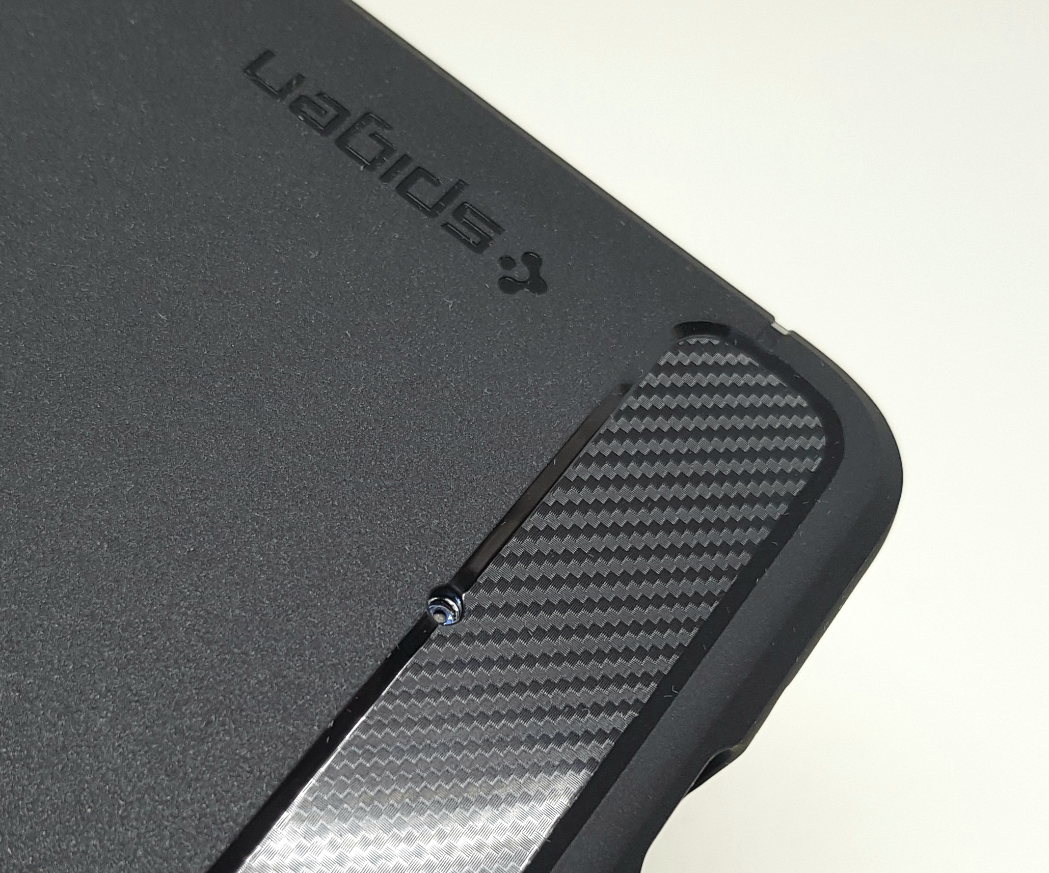 Htc U11を使うなら絶対的にオススメなケース Spigen ラギッド アーマー モバイルドットコム