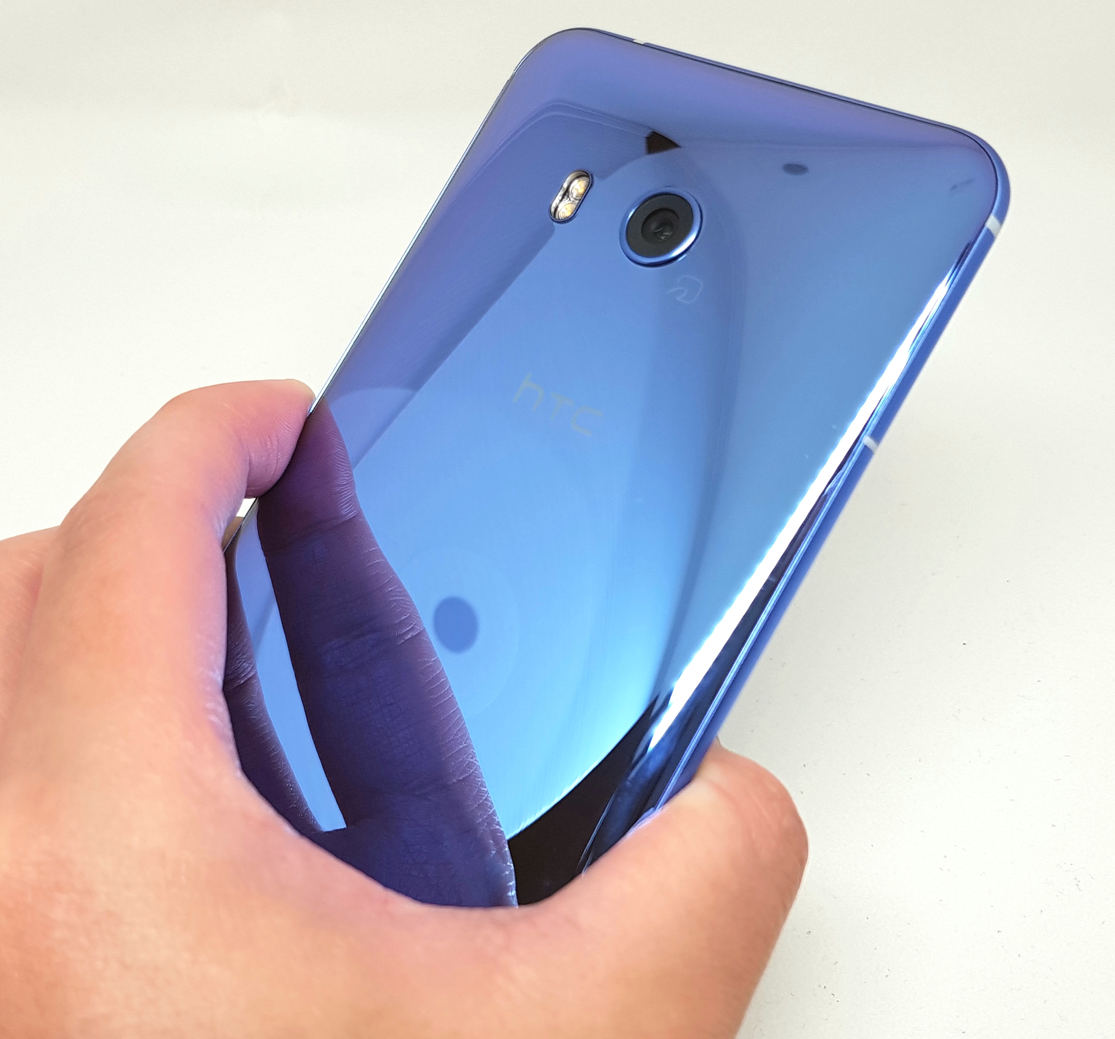 最新「HTC U11」を先行外観レビュー!世界最高&史上最高評価を受けたカメラを搭載【写真21枚記載】 最新「HTC U11」を先行外観レビュー!世界最高&史上最高評価を受けたカメラを搭載【写真21枚記載】