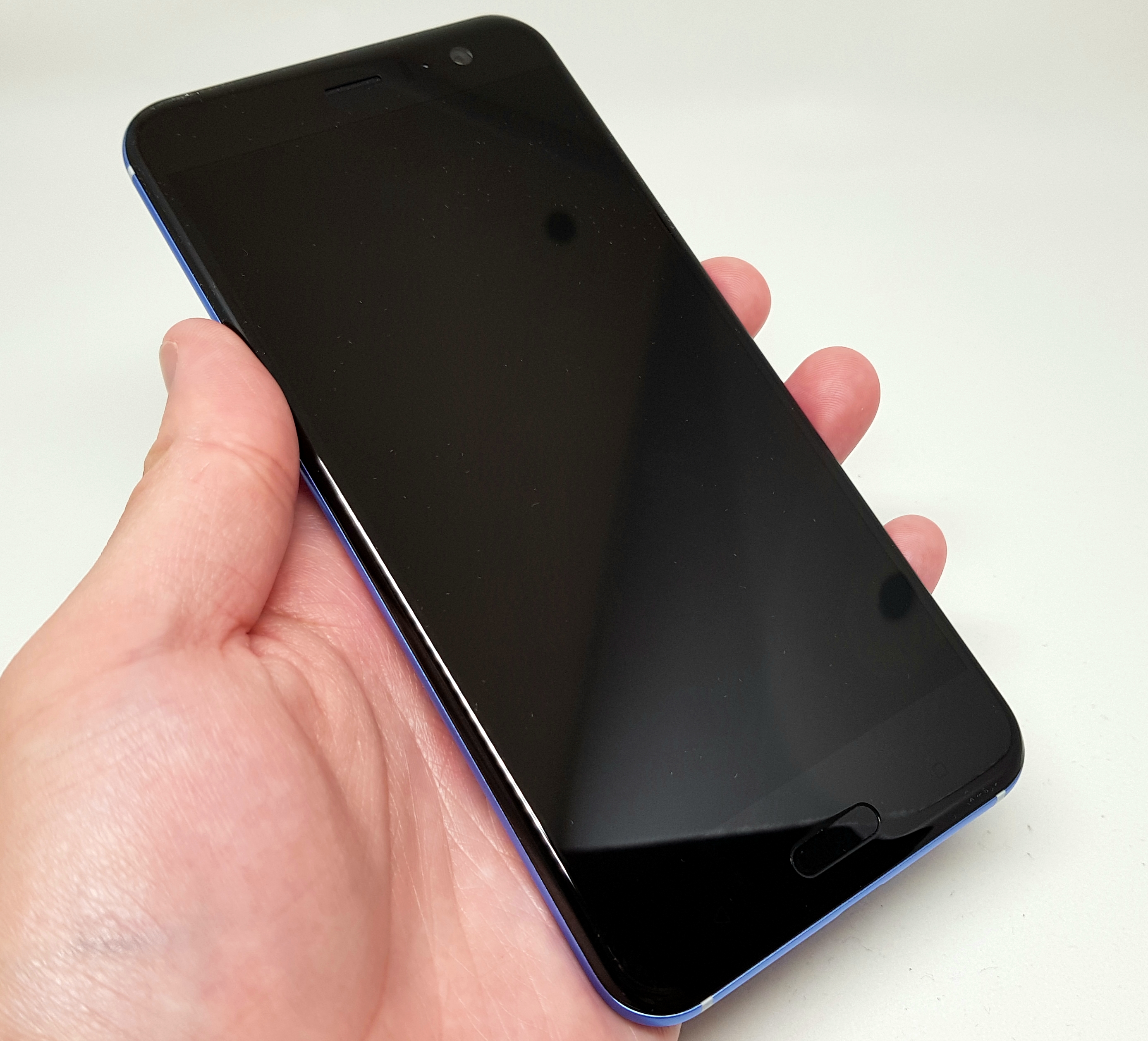 最新「HTC U11」を先行外観レビュー!世界最高&史上最高評価を受けたカメラを搭載【写真21枚記載】 最新「HTC U11」を先行外観レビュー!世界最高&史上最高評価を受けたカメラを搭載【写真21枚記載】