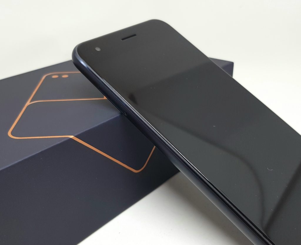 続コスパ最強スマホ「ASUS ZenFone4 ZE554KL」を開封から外観レビューまで一挙大公開!【写真35枚記載】 続コスパ最強スマホ「ASUS ZenFone4 ZE554KL」を開封から外観レビューまで一挙大公開!【写真35枚記載】