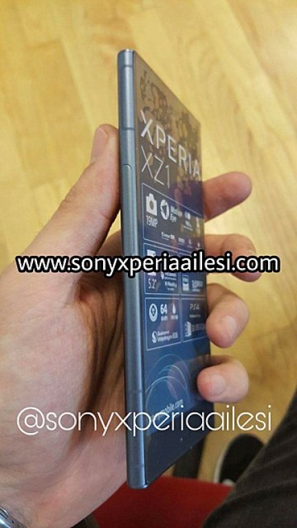 gsmarena_003.jpg ソニー新型「Xperia XZ1」の実機がリーク!アンテナラインが残念な感じに