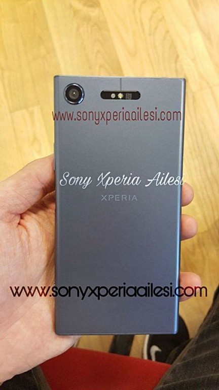 gsmarena_004.jpg ソニー新型「Xperia XZ1」の実機がリーク!アンテナラインが残念な感じに