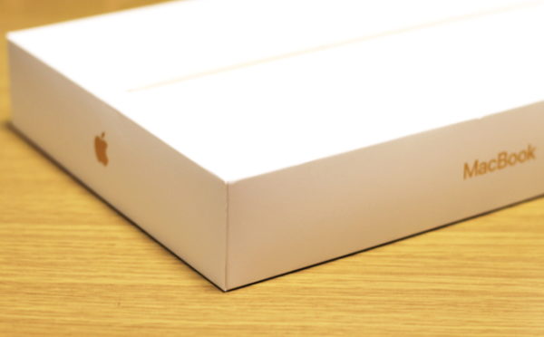 外箱には「MacBook」のロゴ