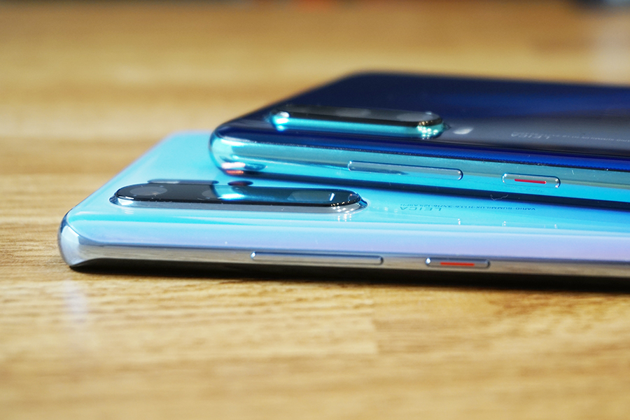P30とP30 Proのカメラを重ねた写真
