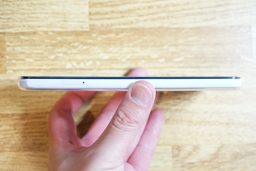 ケース装着時のGoogle Pixel 3a XL側面左側