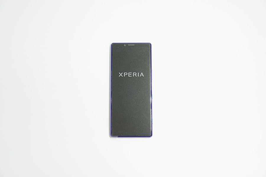 Xperia 1の前面に初期フィルムが貼られている