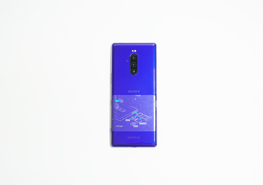 Xperia 1の背面に初期フィルムが貼られている