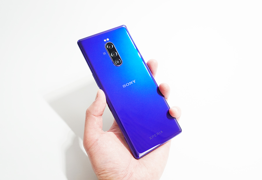 Xperia 1の背面を見せながら手に持っている