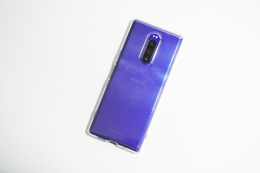 Spigen Xperia 1用リキッド・クリスタルを付けた状態背面