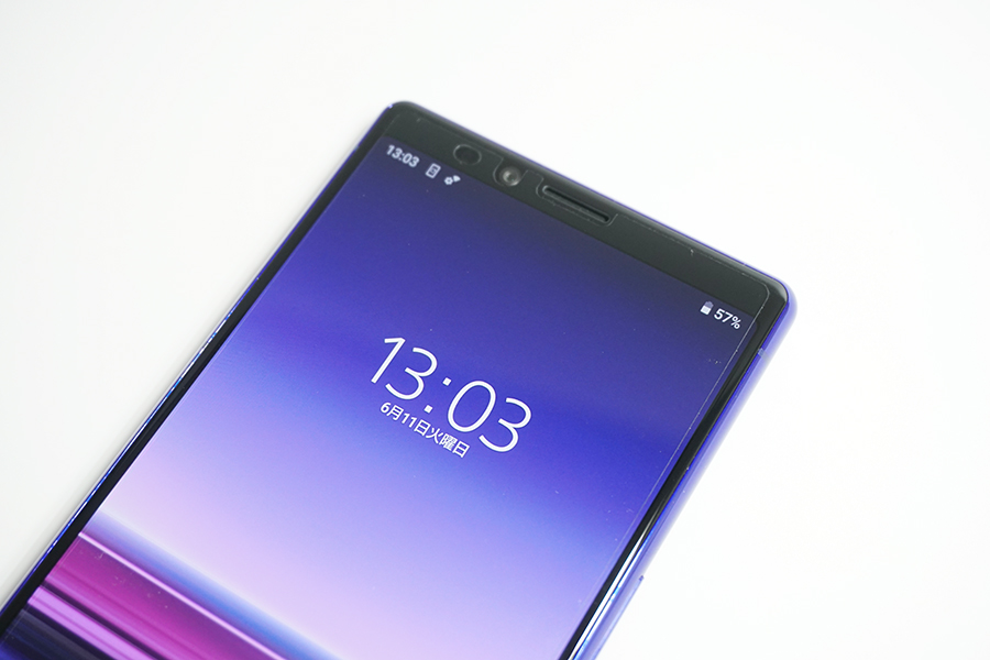 ミヤビックス光沢液晶保護フィルムをXperia 1に貼ってみた画面上部