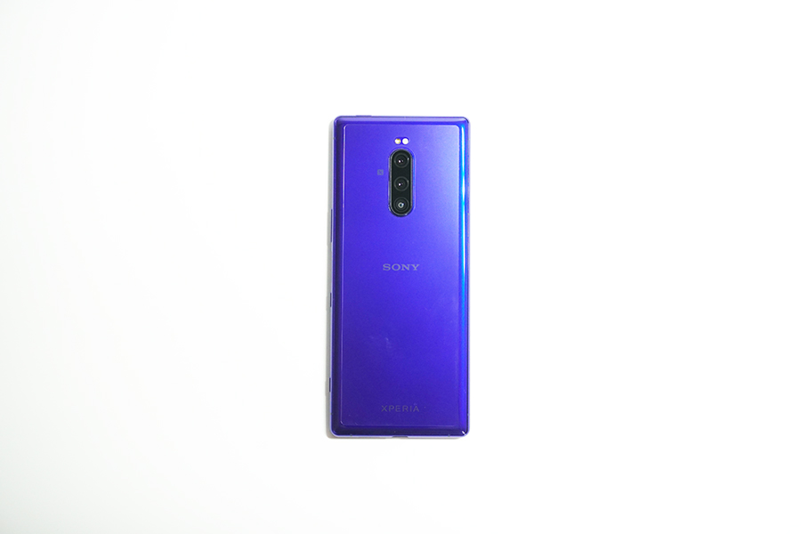 Xperia1に背面保護フィルムを貼った状態