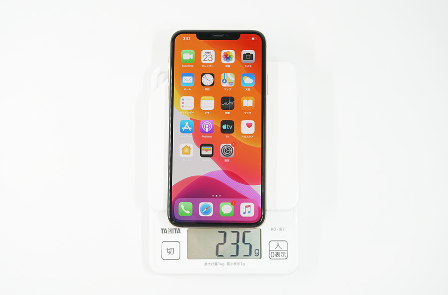 iPhone 11 Pro MaxにSHINEZONEの縁まで覆える全面保護強化ガラスフィルムを付けた状態の重さは235g