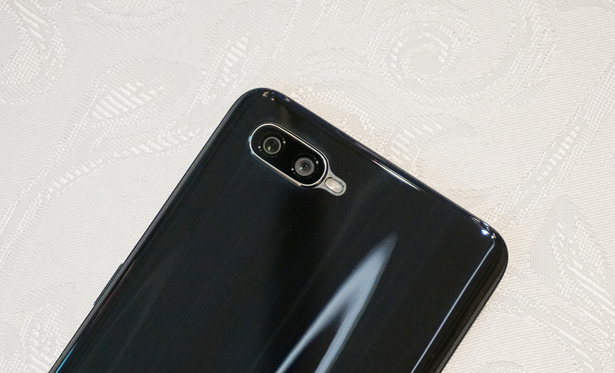 左上にデュアルカメラ