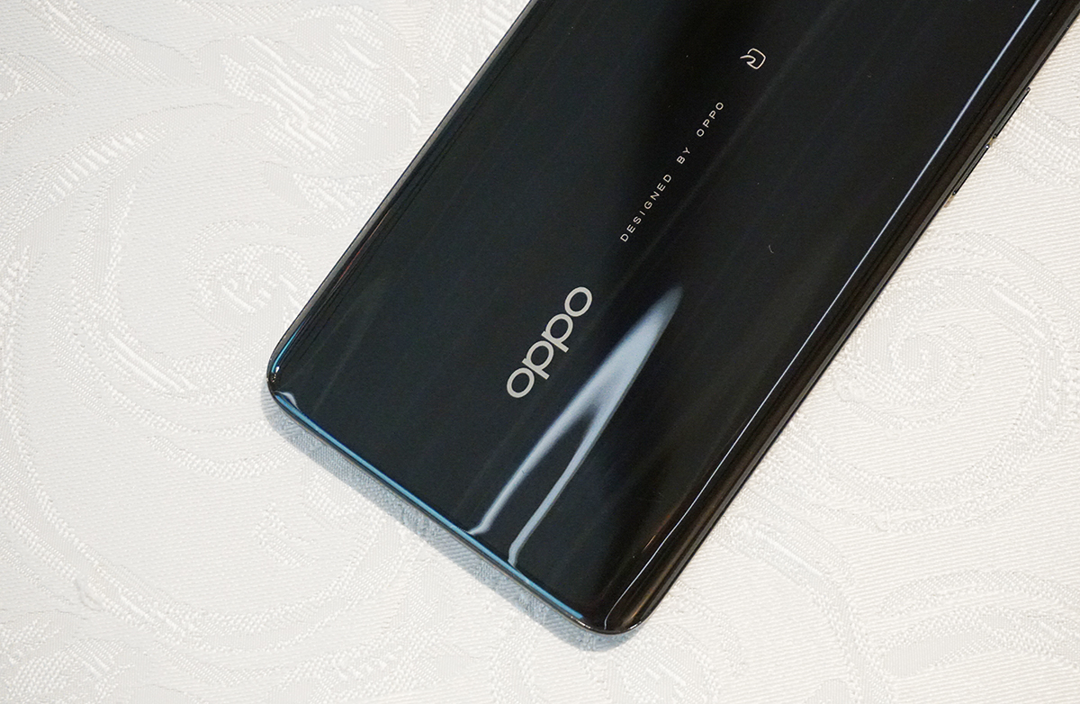 中央あたりにFeliCaマーク、OPPOロゴ