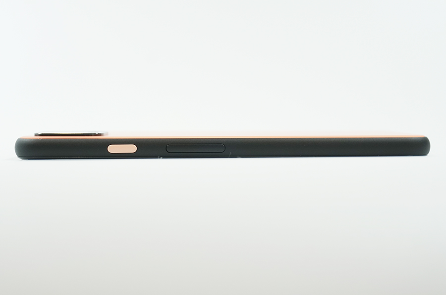 右側に電源ボタンと音量ボタン