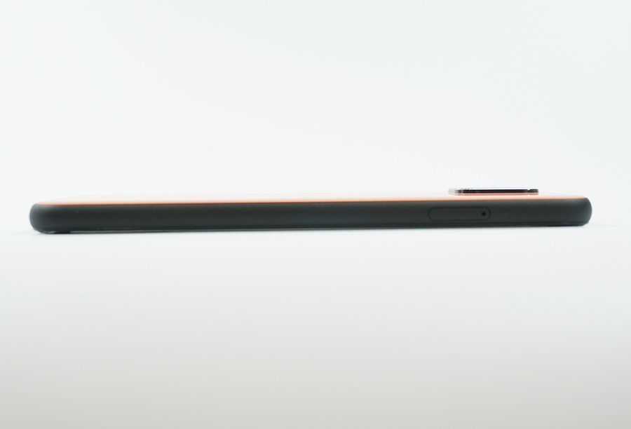 左側にSIMカードスロット