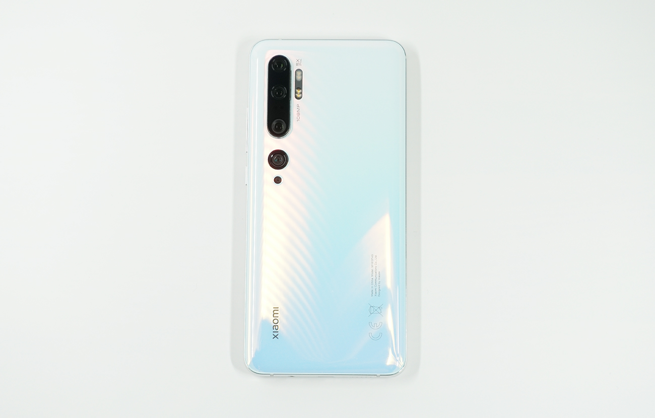 背面は美しいグラデーションカラーを採用