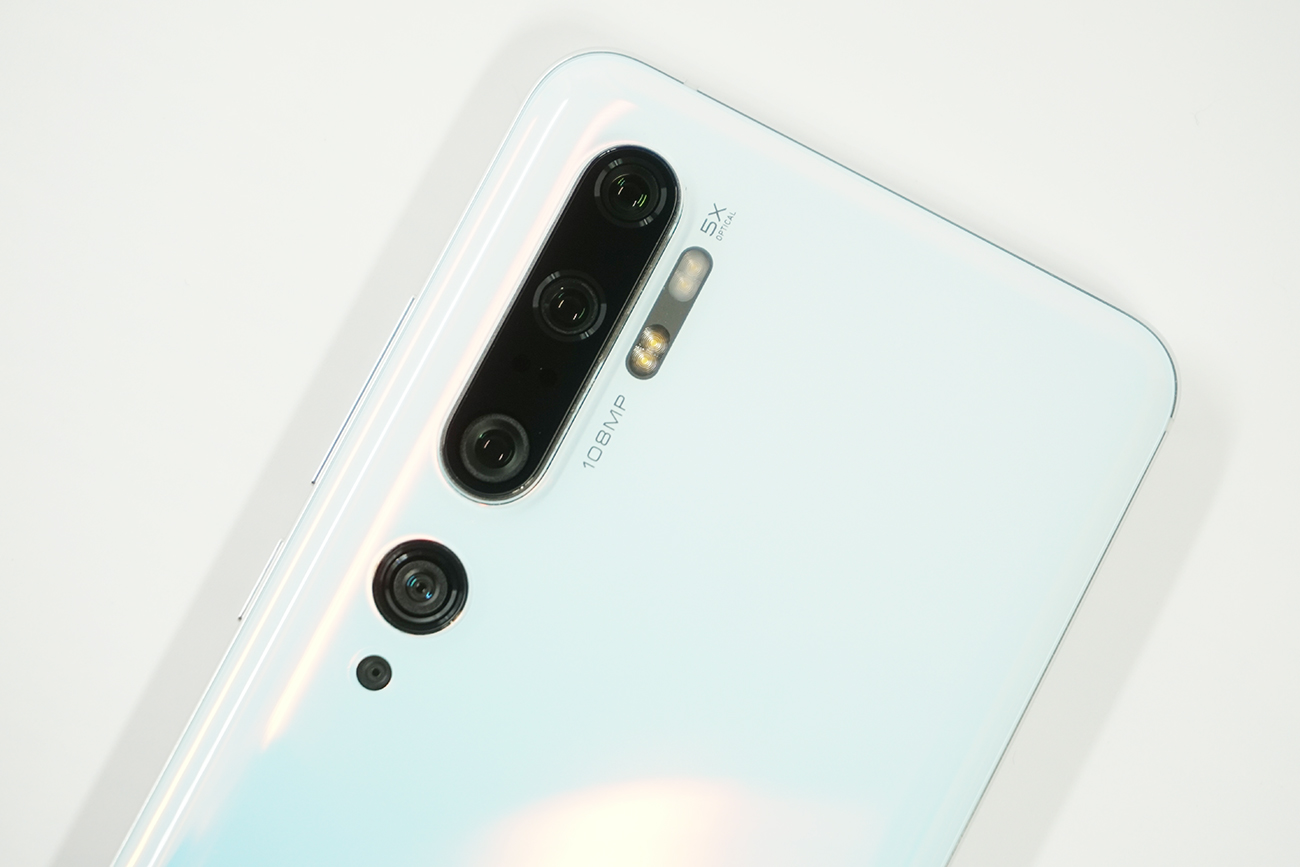 左上にメインカメラが配置