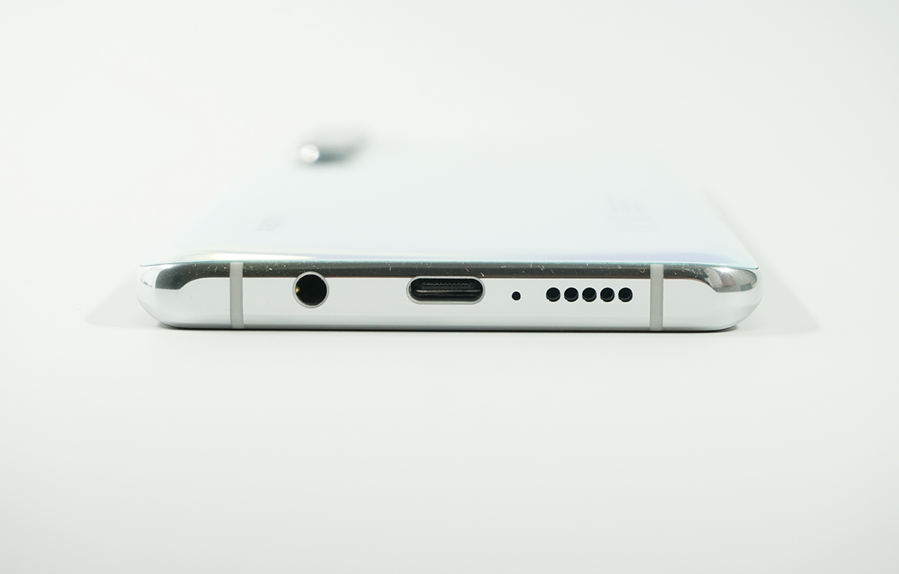 下部側面にスピーカー、Type-Cポート、イヤホンジャックを搭載