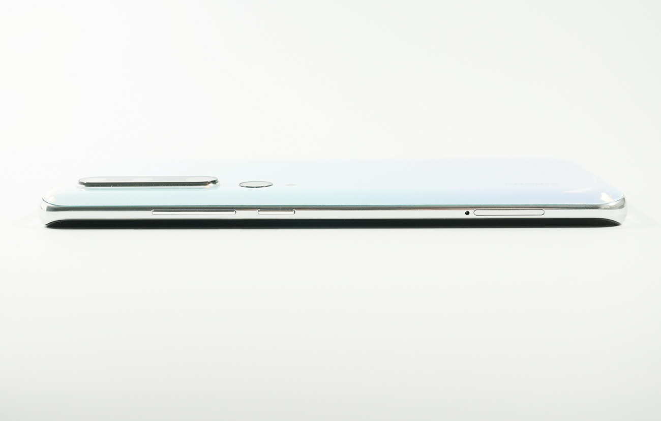 右側面に、音量ボタン、電源ボタン