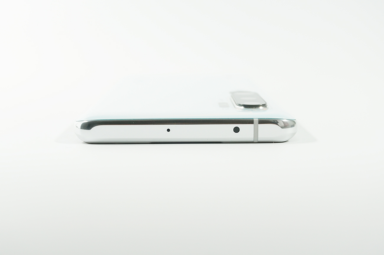 側面上部には、マイク