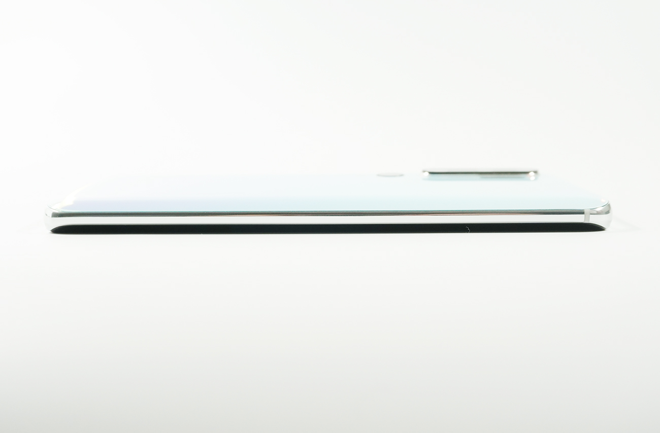 左側面にはボタン類はありません