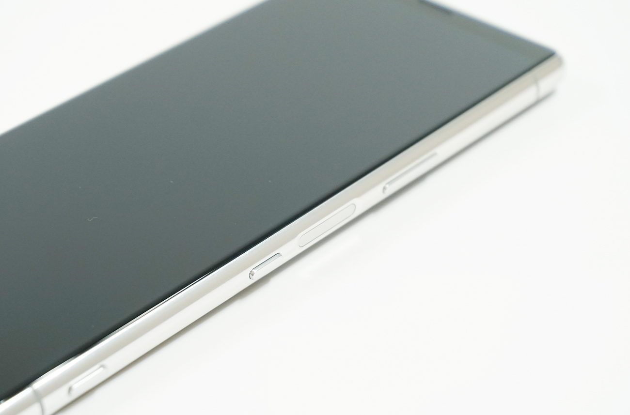 ちょうどよい位置の側面指紋認証センサーが使いやすい