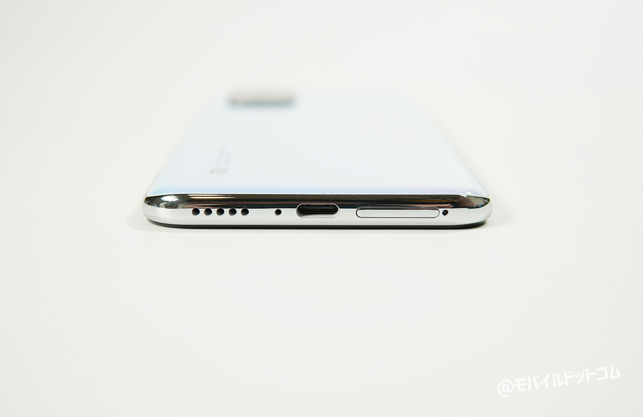 下部側面に「SIMスロット」、「Type-Cコネクタ」、「マイク」、「スピーカー」