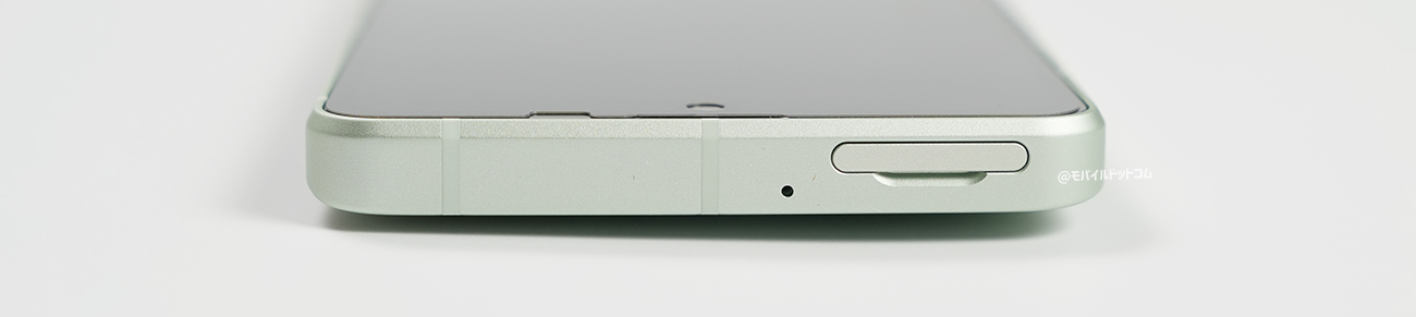 上部側面には、「マイク」、「SIMスロット」